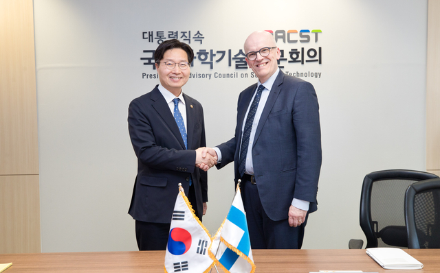 구혁채(왼쪽) 과학기술정보통신부 1차관이 13일 서울 종로구 국가과학기술자문회의 중회의실에서 안티 바사라 핀란드 기술특사를 만나 양국 과학기술 분야 협력 강화 방안을 논의했다. 과기정통부 제공.