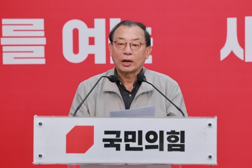 국민의힘 이정현 공천관리위원장이 11일 서울 영등포구 여의도 중앙당사에서 공천 심사 결과와 일정 등을 발표하고 있다. [연합뉴스]