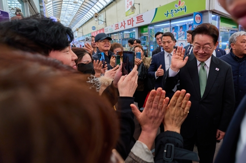 이재명 대통령이 13일 충북 청주시 서원구 사창시장을 찾아 상인 및 시민과 인사를 하고 있다.  [청와대 제공]