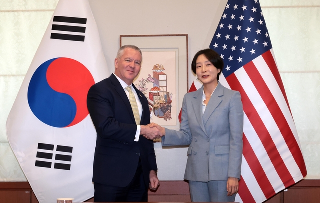 정의혜 외교부 차관보가 12일 서울 종로구 외교부 청사에서 마이클 디솜브리 미 국무부 동아태 차관보와 면담 전 악수하고 있다.  [공동취재]