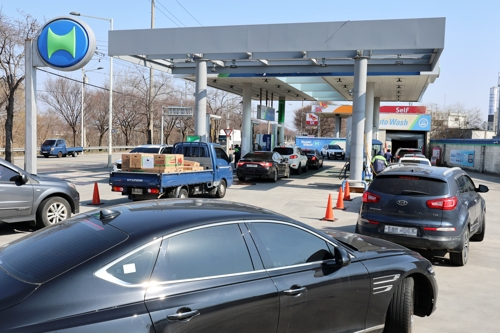 저렴한 가격의 주유소에 몰려 든 차량 [연합뉴스 자료사진]