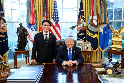 김민석 국무총리가 13일(현지시간) 미국 워싱턴DC 백악관에서 도널드 트럼프 미국 대통령을 만나 포즈를 취하고 있다. 2026.3.14 [총리실 제공, 연합뉴스]