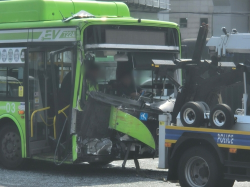 사고가 난 광역버스 [독자 제공. 연합뉴스]