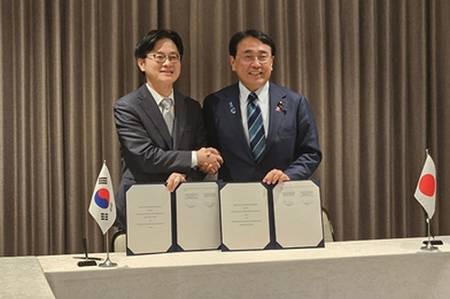 김정관(왼쪽) 산업통상부 장관과 아카자와 료세이 일본 경제산업상이 14일 도쿄 힐튼호텔에서 열린 ‘제1차 인도태평양 에너지안보 장관회의’를 계기로 양자회담을 열고 ‘한일 공급망 파트너십’을 체결했다. [연합뉴스]