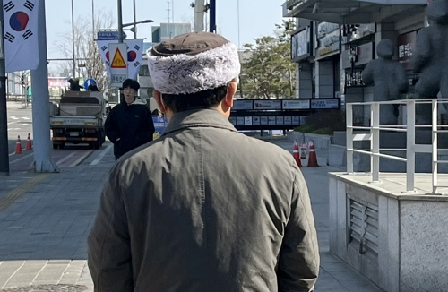 돌연 사퇴 방침을 밝힌 뒤 잠행에 들어간 국민의힘 이정현 공천관리위원장이 13일 서울 영등포구 여의도에서 사퇴 이유를 묻는 연합뉴스 기자 질문에 답하지 않고 이동하고 있다. [연합뉴스]