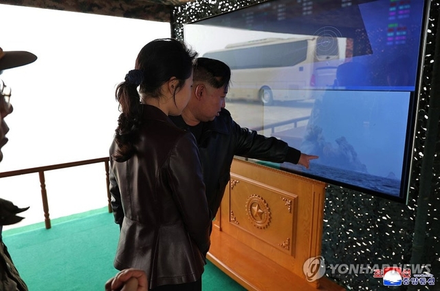 북한 조선중앙통신은 김정은 북한 국무위원장이 참관한 가운데 14일 600mm 초정밀다연장방사포 타격훈련을 진행했다고 15일 보도했다. 연합뉴스