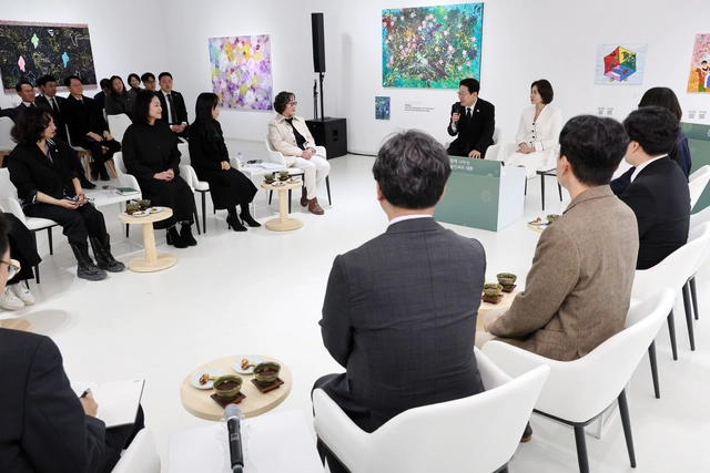 이재명 대통령과 김혜경 여사가 15일 경남 창원시 마산합포구 창동예술촌 아트센터에서 창원 지역예술인과 차담회를 하고 있다.  [연합뉴스]