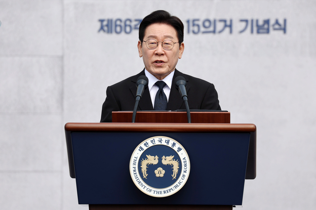 이재명 대통령이 15일 경남 창원시 마산회원구 국립 3·15 민주 묘지에서 열린 제66주년 3·15의거 기념식에서 기념사를 하고 있다.  [연합뉴스]