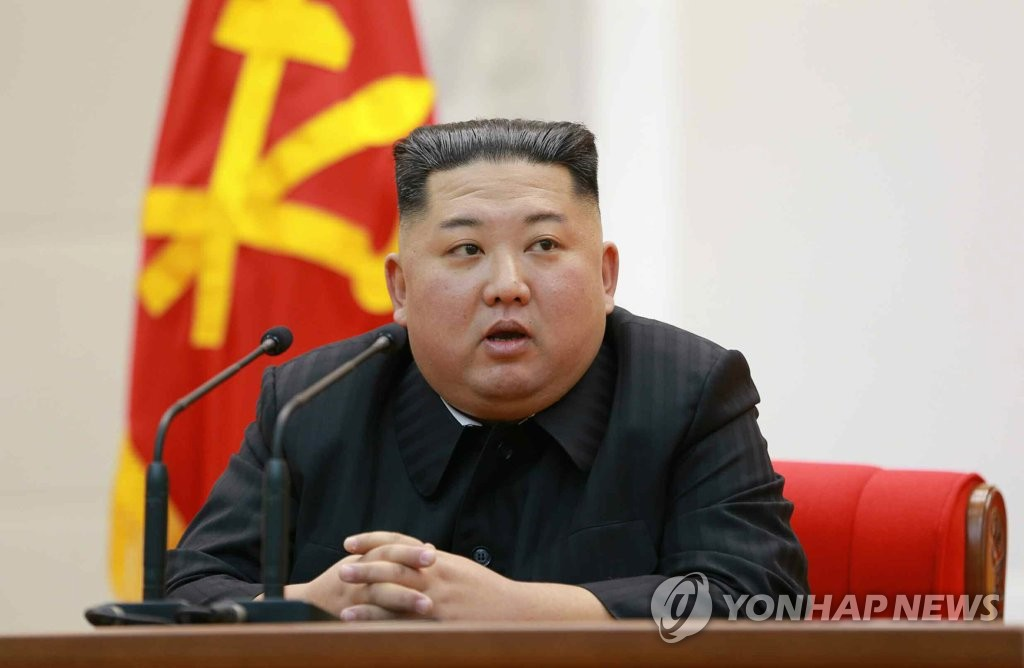 北 방사포 타격훈련…김정은 “420㎞ 사정권내 적들에 불안, 전술핵무기 파괴적 위상”