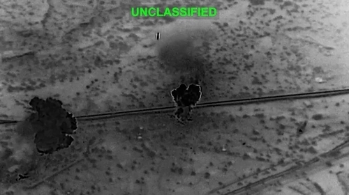 미 중부사령부가 공개한 하르그섬 공습 영상. 로이터 연합뉴스