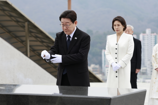 이재명 대통령과 김혜경 여사가 15일 경남 창원시 마산회원구 국립 3·15 민주 묘지에서 분향하고 있다.   [연합뉴스]