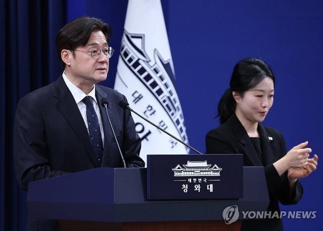홍익표 정무수석이 지난달 12일 청와대 춘추관에서 이날 예정됐다 취소된 이재명 대통령과 더불어민주당 정청래 대표, 국민의힘 장동혁 대표 오찬 관련 브리핑을 하고 있다. 연합뉴스
