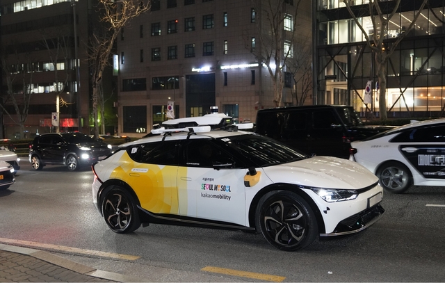 카카오모빌리티의 서울자율차가 서울 강남 지역을 달리고 있다. 강남 심야 서울자율차는 16일부터 운행한다. 카카오모빌리티 제공

