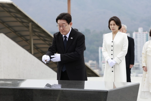 이재명 대통령이 15일 경남 창원시 마산회원구 국립 3·15 민주 묘지를 찾아 분향하고 있다.   [연합뉴스]