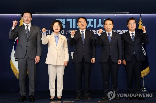 더불어민주당 한준호(왼쪽부터) 의원, 추미애 의원, 양기대 전 의원, 권칠승 의원과 김동연 경기도지사가 15일 서울 영등포구 더불어민주당 당사에서 열린 더불어민주당 경기도지사 예비경선 합동연설회에서 기념사진을 찍고 있다. 연합뉴스