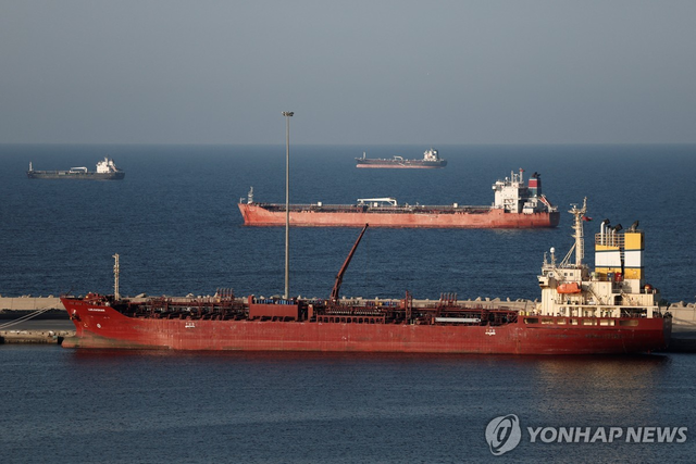 지난 3월 7일(현지시간) 호르무즈 해협에서 남동쪽으로 떨어진 오만 무스카트 앞바다에 발이 묶여 있는 유조선들[로이터 연합뉴스 자료사진]