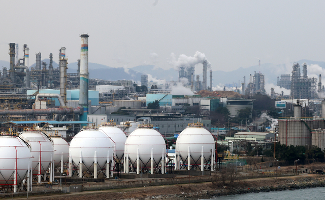 국제유가가 배럴당 100달러를 돌파한 9일 전남 여수시 석유화학단지 공장에서 수증기가 피어오르고 있다.   [연합뉴스]