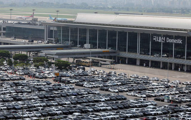 여름 휴가 성수기인 지난해 7월 29일 서울 강서구 김포공항 국내선 청사 주차장에 차량들이 주차돼 있다. [연합뉴스]