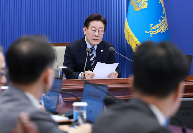 이재명 대통령이 12일 청와대에서 열린 수석보좌관회의에서 발언하고 있다. [연합뉴스]