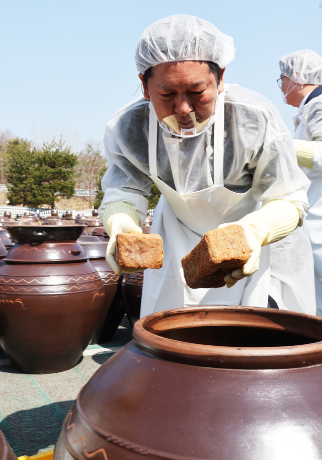 정청래 더불어민주당 대표가 13일 전북 순창군 발효미생물산업진흥원 장본가에서 장담그기 체험을 하고 있다. [연합뉴스]