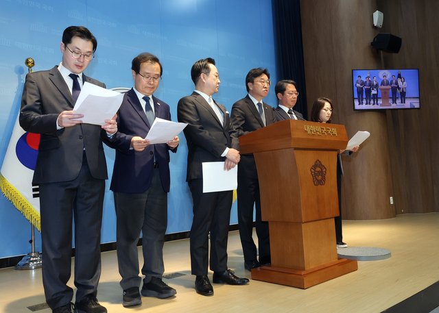 더불어민주당 ‘윤석열정권 조작기소 진상규명 및 공소취소를 위한 국정조사 추진위원회’ 소속 의원들이 15일 국회 소통관에서 신속한 국회 국정조사특별위원회 구성을 위한 국민의힘 협조를 촉구하고 있다. 왼쪽부터 김동아, 이건태, 박성준, 이용우, 김승원, 이주희 의원. [연합뉴스]