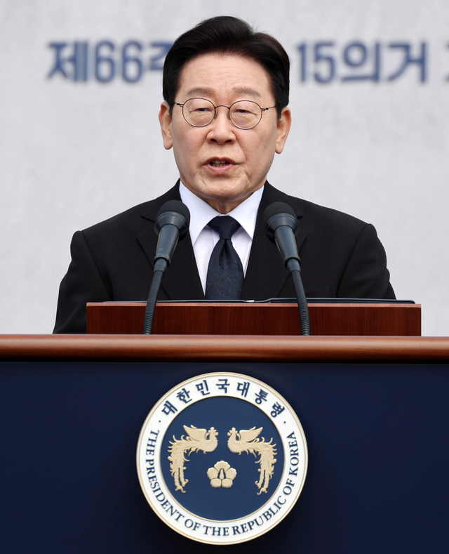 이재명 대통령이 15일 경남 창원시 마산회원구 국립 3·15 민주 묘지에서 열린 제66주년 3·15의거 기념식에서 기념사를 하고 있다. [청와대통신사진기자단]