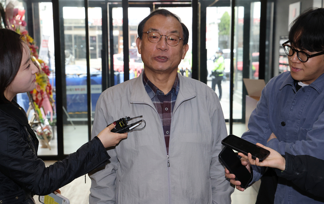 이정현 국민의힘 공천관리위원장이 15일 서울 영등포구 국민의힘 당사에서 열린 비공개 공관위 회의에 참석하기 위해 입장하며 기자들의 질문에 답하고 있다. [연합뉴스]