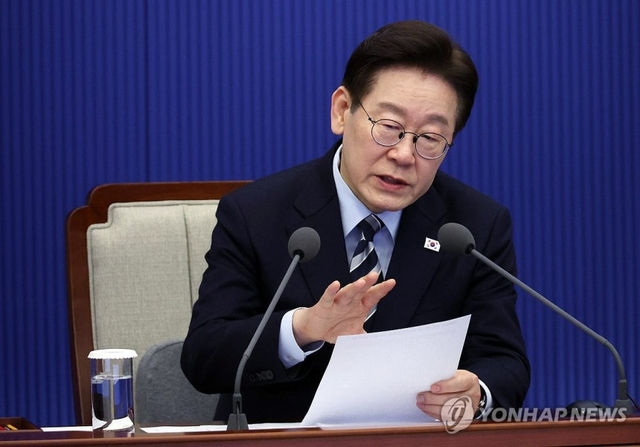 이재명 대통령이 12일 청와대에서 열린 수석보좌관회의에서 발언하고 있다. 연합뉴스