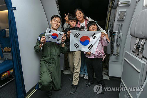 중동지역에 체류 중이던 국민들이 14일(현지시간) ‘사막의 빛’으로 명명된 이번 작전으로 공군 수송기(KC-330)에 탑승하고 있다. 국방부·외교부 제공. 연합뉴스