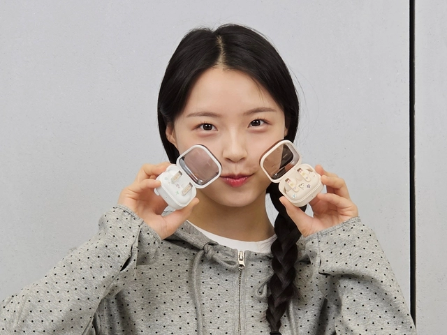 삼성전자 관계자가 16일 서울 강남역 인근 삼성 강남의 '갤럭시 버즈 커스텀 랩'에서 다양한 스티커를 활용해 꾸민 '갤럭시 버즈4 프로'를 선보이고 있다. 삼성전자 제공
