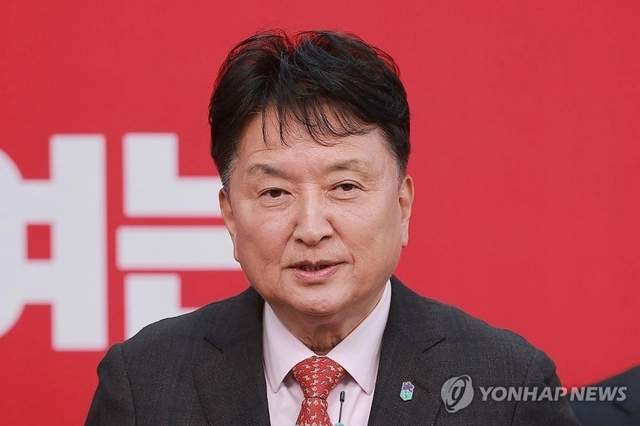 6·3 지방선거 충북도지사에 도전하는 김영환 충북도지사가 11일 서울 영등포구 여의도 국민의힘 중앙당사에서 열린 광역단체장 후보 면접을 마치고 취재진 질문에 답하고 있다. 연합뉴스
