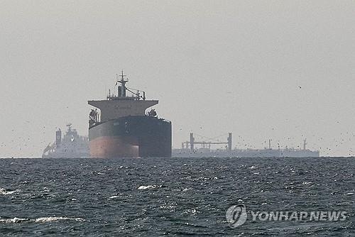 호르무즈 해협 근처 걸프 해역에서 항해하는 유조선들 모습 [로이터=연합뉴스 자료사진]