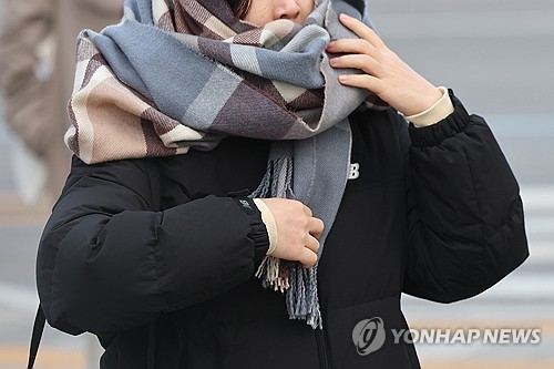 서울 아침 기온이 영하 7도까지 내려가며 강추위가 찾아온 3일 서울 종로구 광화문네거리에서 한 시민이 목도리를 얼굴에 두르고 있다. [연합뉴스]