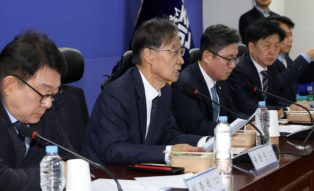 더불어민주당 유동수 중동사태 경제 대응 TF 단장(왼쪽 두 번째)이 16일 국회 의원회관에서 열린 중동사태 경제 대응 TF 2차 회의에서 인사말을 하고 있다.   [연합뉴스]