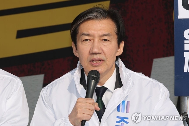 조국혁신당 조국 대표가 16일 국회 본청 앞 정치개혁 촉구 천막 농성장에서 열린 최고위원회에서 발언하고 있다. 연합뉴스