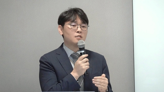 이동화 KISA AX공급망보안정책팀장이 지난 12일 이슈앤톡 행사에서 SBOM 기반 소프트웨어 공급망 보안체계 지원사업에 대해 발표하고 있다. [KISA 제공]