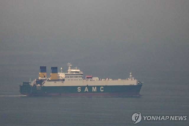 호르무즈 해협을 향해 항해하는 화물선. AP=연합뉴스.
