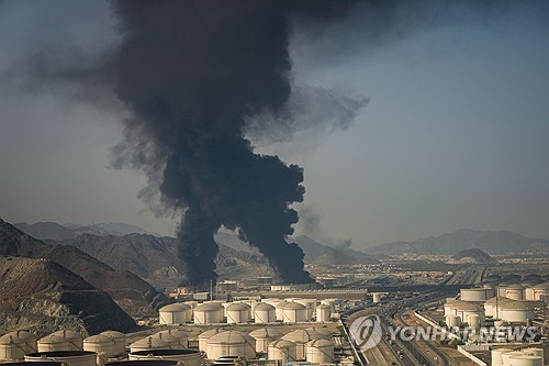지난 14일(현지시간) 이란의 드론 공격을 받은 아랍에미리트(UAE) 푸자이라의 석유 시설에서 화염과 연기가 피어오르고 있다.  AP 연합뉴스