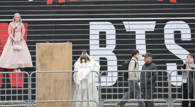 방탄소년단(BTS) 컴백 공연이 닷새 앞으로 다가온 16일 세종문화회관 계단에서 외국인 관광객들이 방탄소년단(BTS) 홍보물을 기념 촬영하고 있다. [연합뉴스]