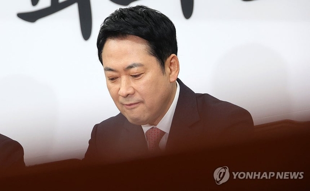 국민의힘 장동혁 대표가 16일 국회에서 열린 최고위원회의에서 최고위원들의 발언을 듣고 있다. 연합뉴스