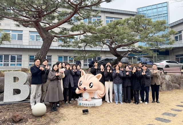 iM금융그룹이 서울 종로구 한국금융연수원에서 전 계열사 내부통제 업무 담당자를 대상으로 맞춤연수를 진행한 후 기념촬영을 하고 있다. [iM금융그룹 제공]