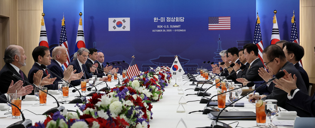 지난 2025년 10월 29일 이재명 대통령과 경주 APEC을 계기로 방한한 도널드 트럼프 미국 대통령이 경북 경주박물관에서 한미 정상회담을 하고 있다.[대통령실통신사진기자단·연합뉴스]