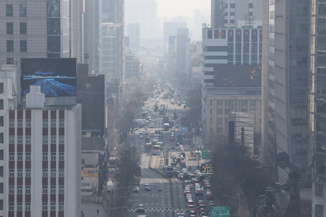 미세먼지 농도가 ‘나쁨’ 수준을 보이는 지난 10일 서울 종로 일대가 뿌옇다. [연합뉴스]