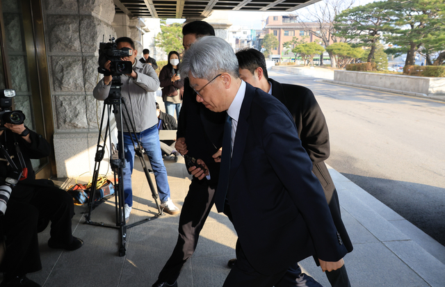 김상환 헌법재판소 소장이 12일 서울 종로구 헌법재판소로 출근하고 있다. [연합뉴스]
