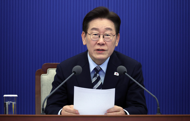 이재명 대통령이 12일 청와대에서 열린 수석보좌관회의에서 발언하고 있다. [연합뉴스]
