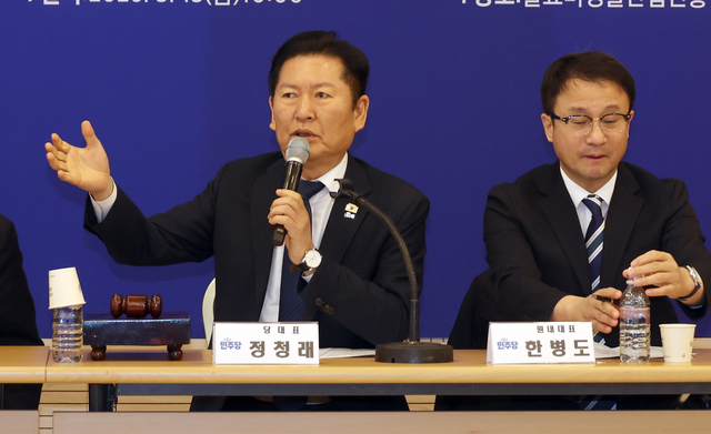 정청래 더불어민주당 당대표가 지난 3월 13일 전북 순창군 발효미생물산업진흥원에서 민주당 현장 최고위원회의를 열어 발언하고 있다. 오른쪽은 한병도 민주당 원내대표.[연합뉴스 사진]