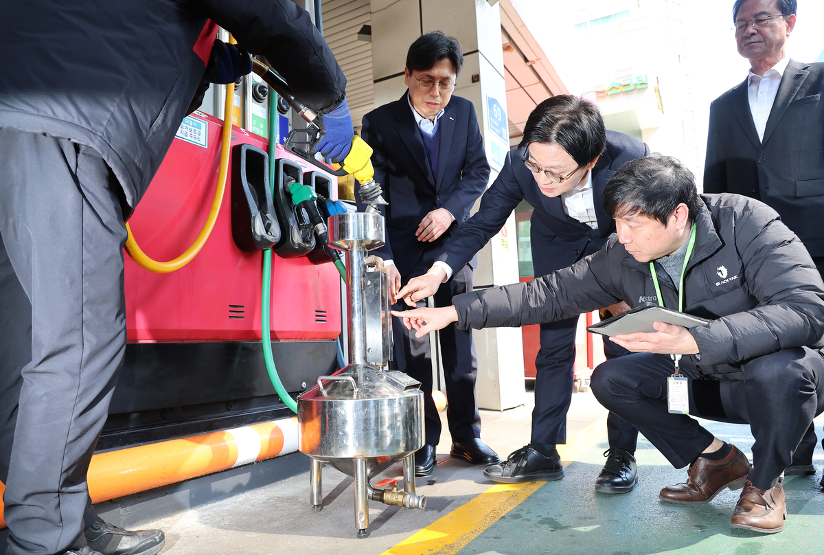 김정관 “정유사 공급가 내렸는데 주유소 가격 반영 더디다”