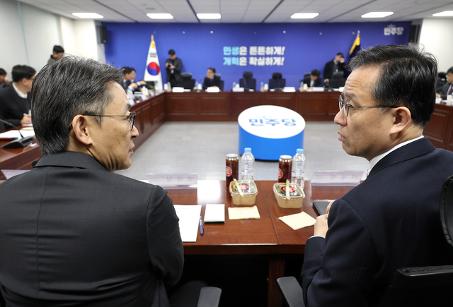 이형일 재정경제부 1차관(오른쪽)과 권대영 금융위원회 부위원장이 16일 국회 의원회관에서 열린 더불어민주당 중동사태 경제 대응 TF 2차 회의에서 얘기를 나누고 있다. [연합뉴스]