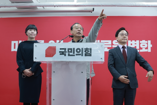 이정현 국민의힘 공천관리위원장이 16일 서울 영등포구 여의도 중앙당사에서 충북지사 공천 심사 결과를 발표하던 중 김영익 공관위원을 단상으로 부르고 있다. [연합뉴스]