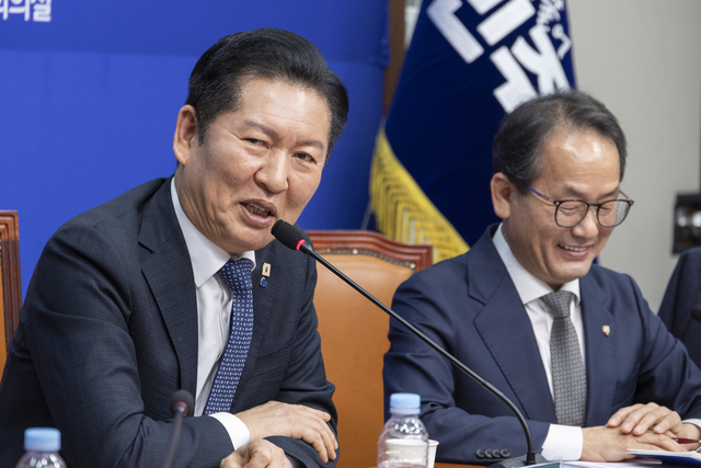 정청래 더불어민주당 대표가 16일 국회에서 열린 민주당 시·도당위원장협의회 회의에서 발언하고 있다. [연합뉴스]
